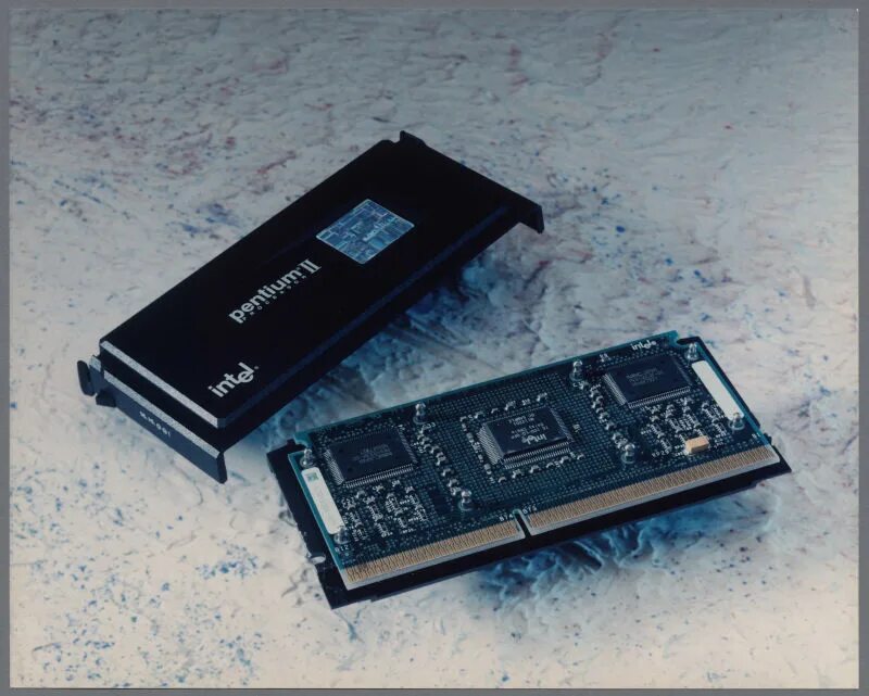 Intel pentium 2. Процессор пентиум 2. микропроцессор pentium. intel 1997 процессор. pentium 2 mmx 266.