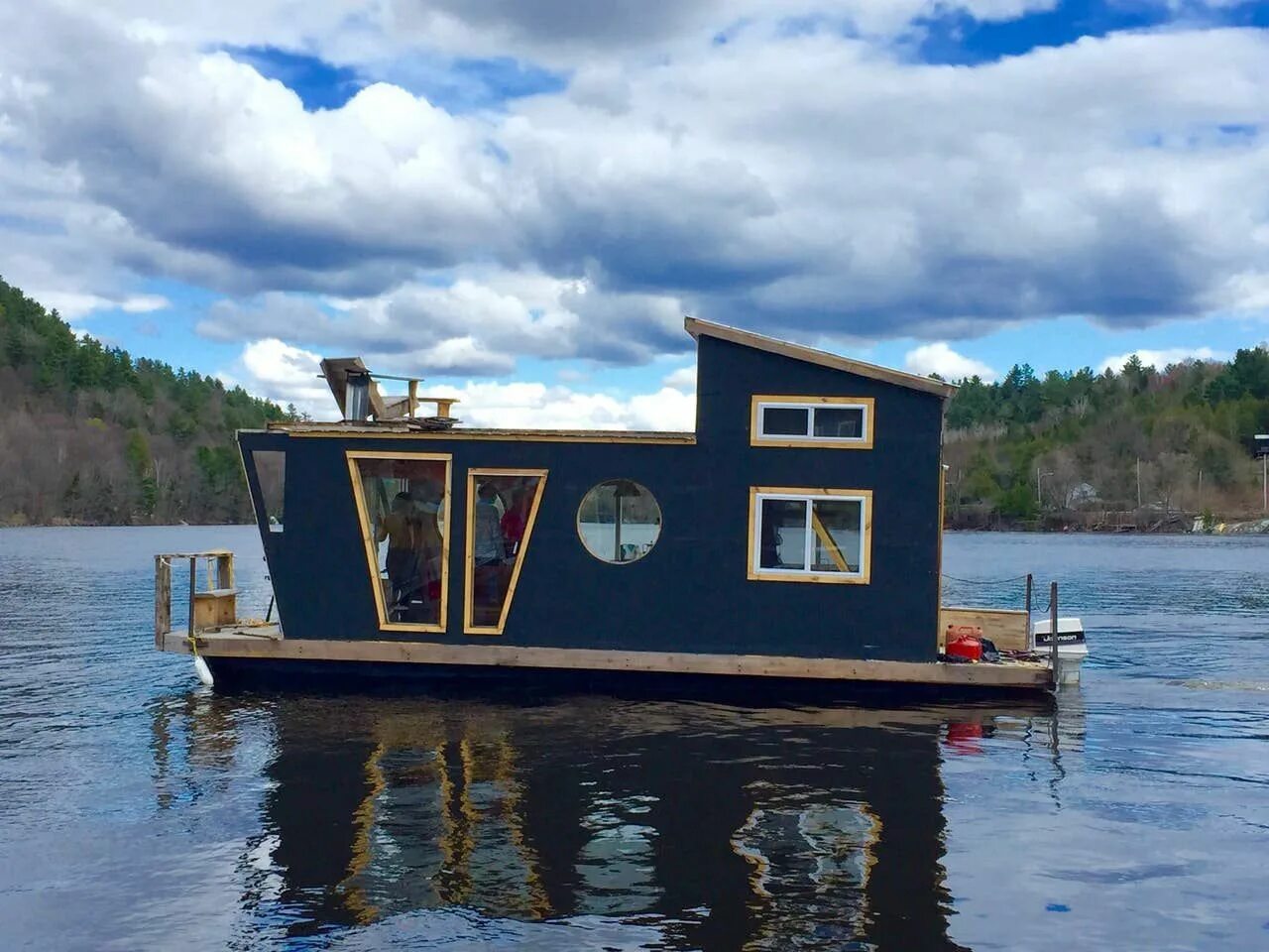 Плавучие домики в сиэтле озеро юнион. Лодка хаус хаусбот. Плавучий дом хаусбот. Лодка хаус хаусбот. Плавдом баржа.