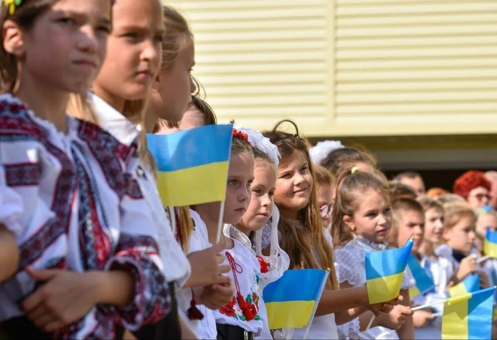 Украинская школа. Украинские дети в школе. Праздник первого звонка в школе. Украинская школа. Школа по украински.