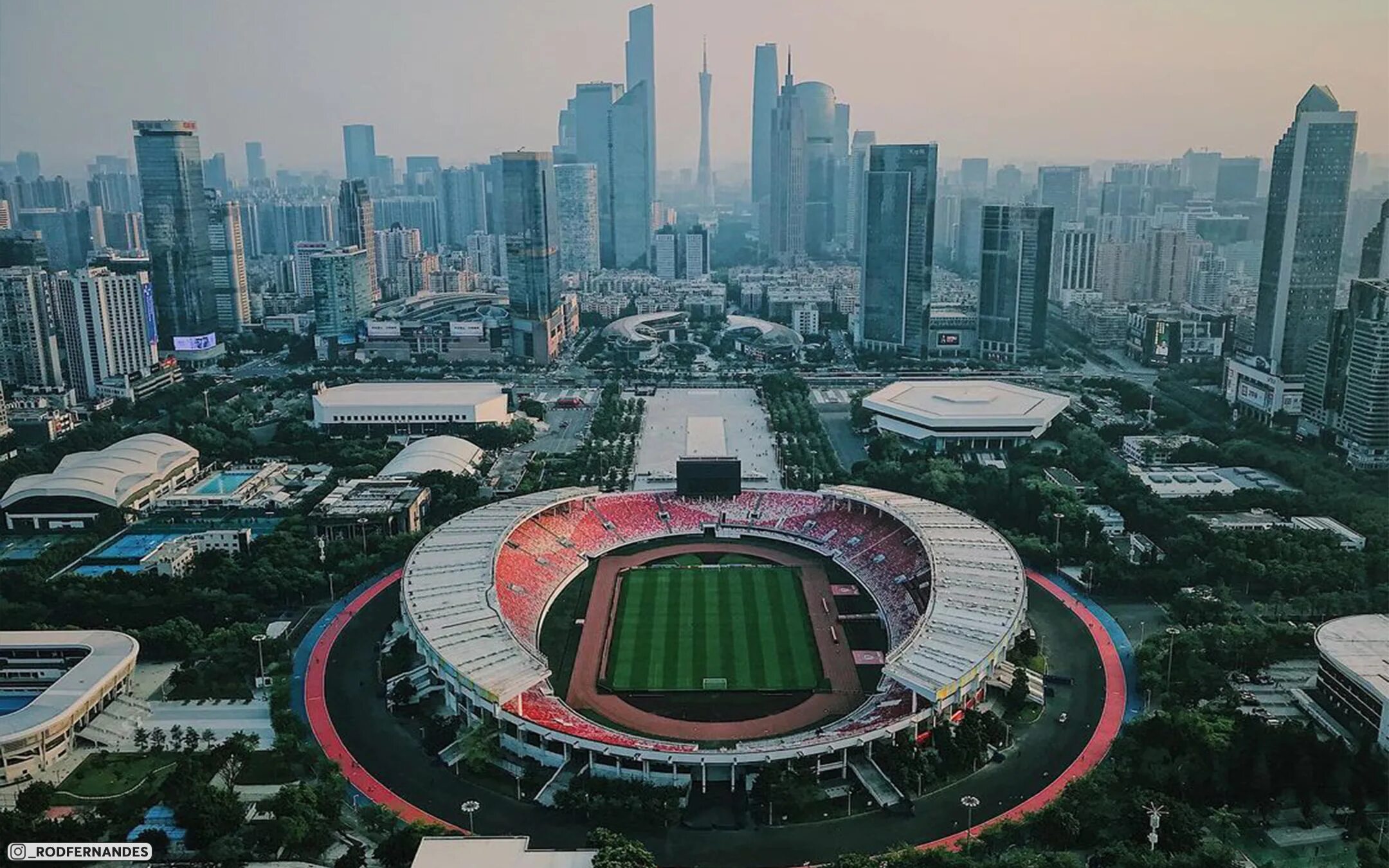 Стадионы китая. Стадион Тяньхэ. Китай Тяньхэ. Стадион Китай 2023. Футбольные стадионы Китая.