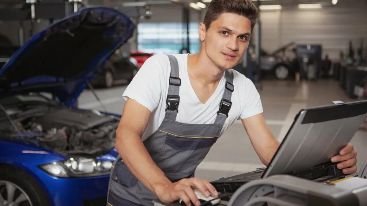Автомеханик профессионал. Как устроиться автомехаником. Чинит машину. Автослесарь. Работник автосервиса.