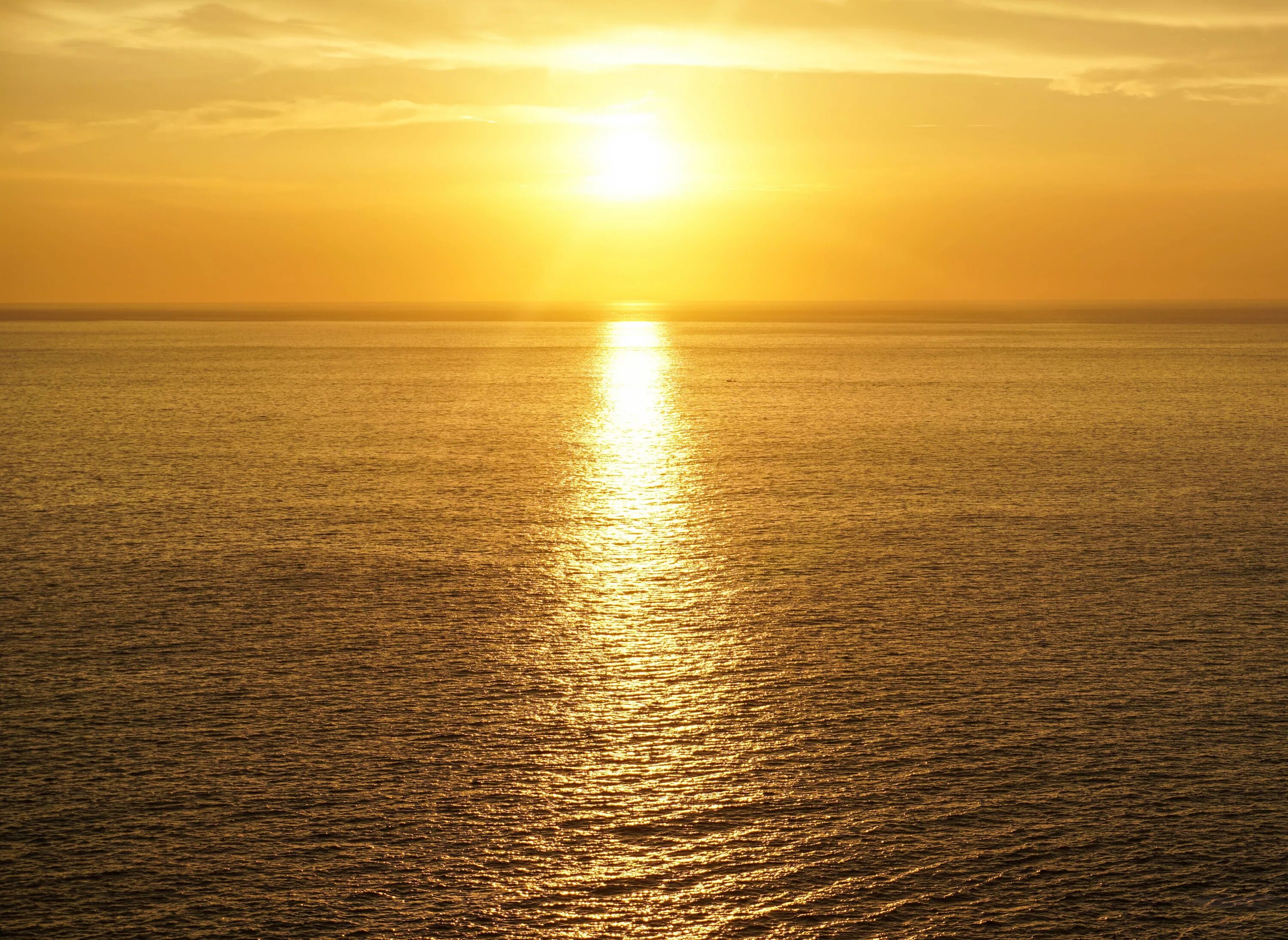 Солнце 42 лет. Рассвет на море. Закат над морем. Восход на море. Солнце на горизонте.