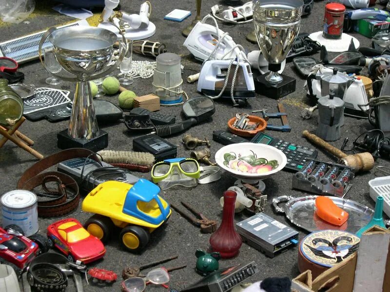 разное барахло. лавка старинных вещей. много вещей в квартире. разное барахло. много вещей в доме.