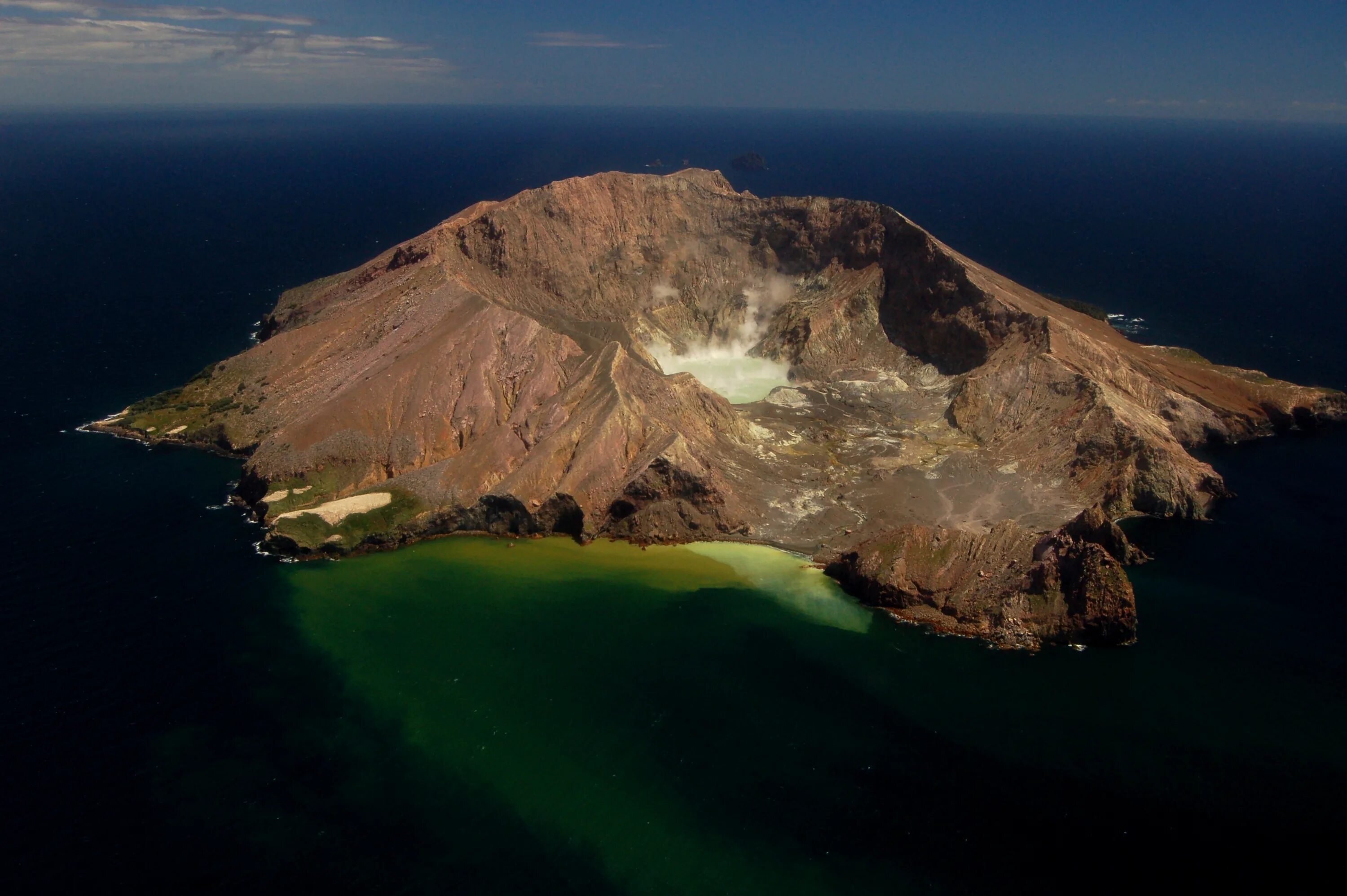 Volcano island. Вулканический остров Уайт-Айленд. Вулкан Уайт-Айленд новая Зеландия. Вулкан белый остров новая Зеландия. Остров Суртсей Исландия.