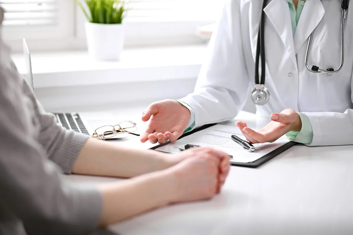 Medical report. Foreigner physical examination form. Стетоскоп и компьютер. Physical form. Medical evaluation.