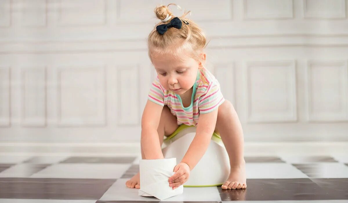 ребенок ест гречневую кашу. горшок babybjorn smart/серый. дети на горшке в детском саду. ребенок на горшке. ребенок поливает цветы.