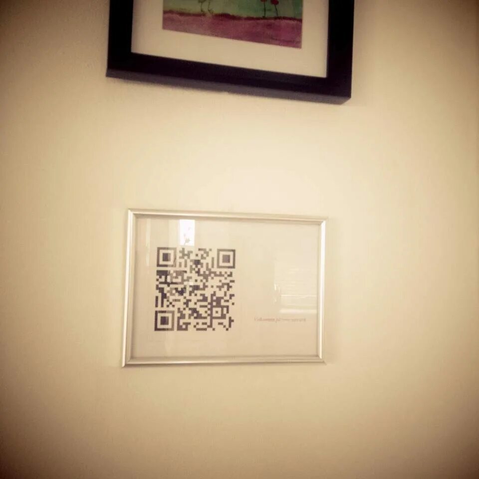 Вай фай через кьюар код. Qr табличка. табличка с qr кодом wifi. wi fi для qr таблички. qr коды в интерьере.