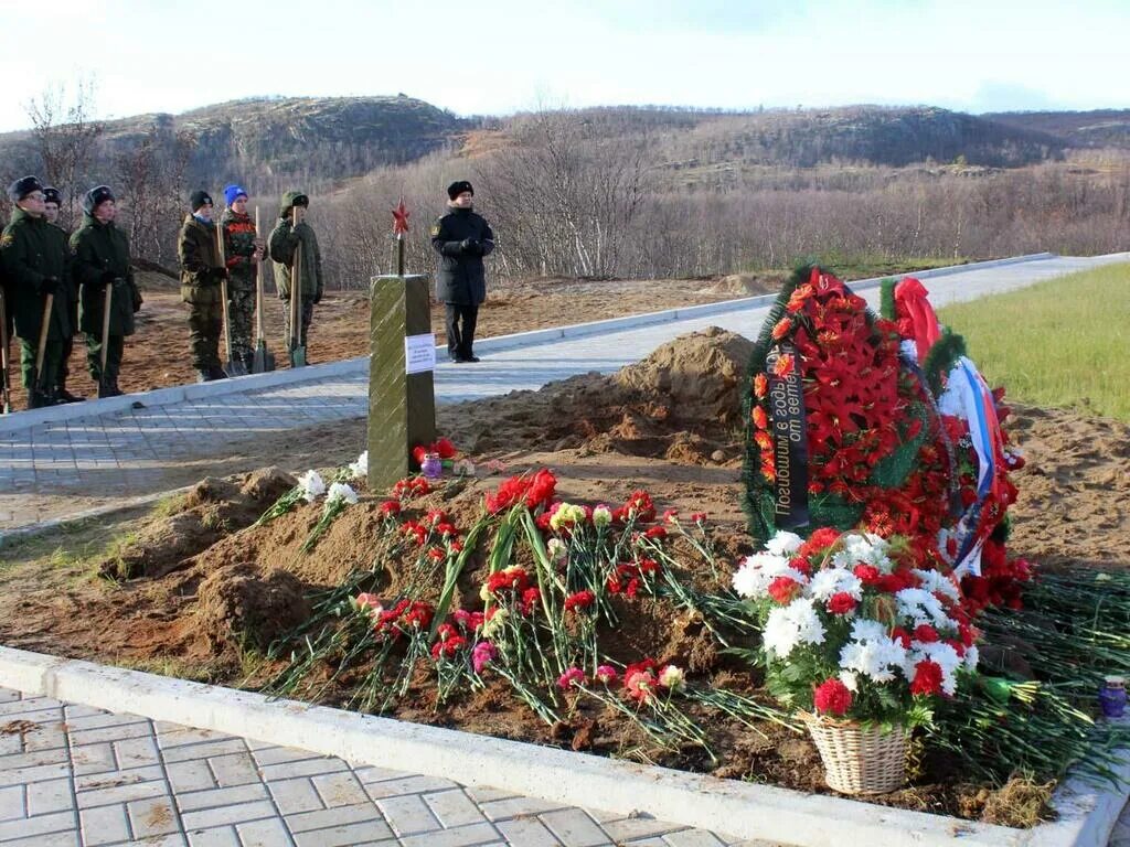 Мемориал в печенге. Кладбище мурмаши фото. Гор кладбище мурманск. Воинский мемориал в печенге. Кладбище мурманск мурмаши.