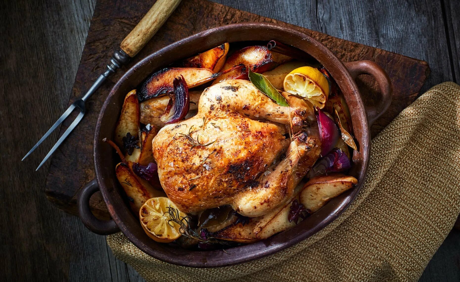 Горячие блюда реклама. Запеканка с курицей грибами и картофелем и помидором. Вареная картошка. Картошка запеченная с салом. Картошка с копчеными окорочками.