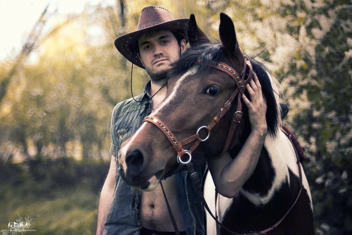 Парень на коне. Дженсен Эклз с лошадью. Фотосессия с лошадьми. Мужчина на лошади. Мужская фотосессия с лошадью.
