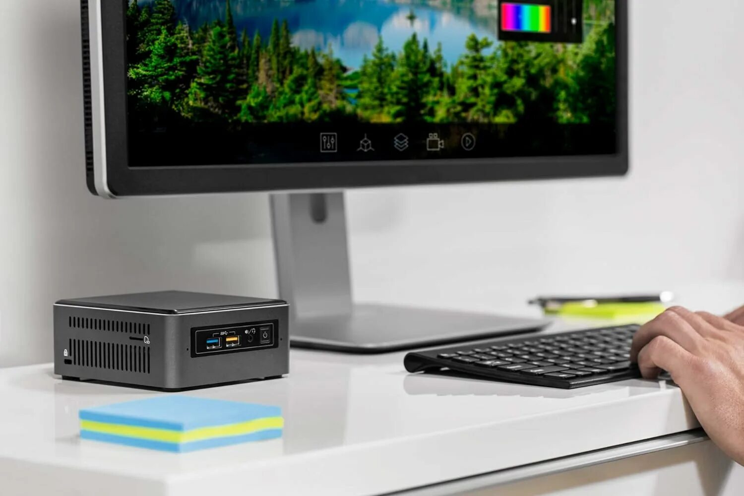 Неттоп intel bxnuc10i7fnkn2. Компьютер маленький фото. Компьютер маленький фото. Ребенок за компьютером. Самый маленький компьютер.