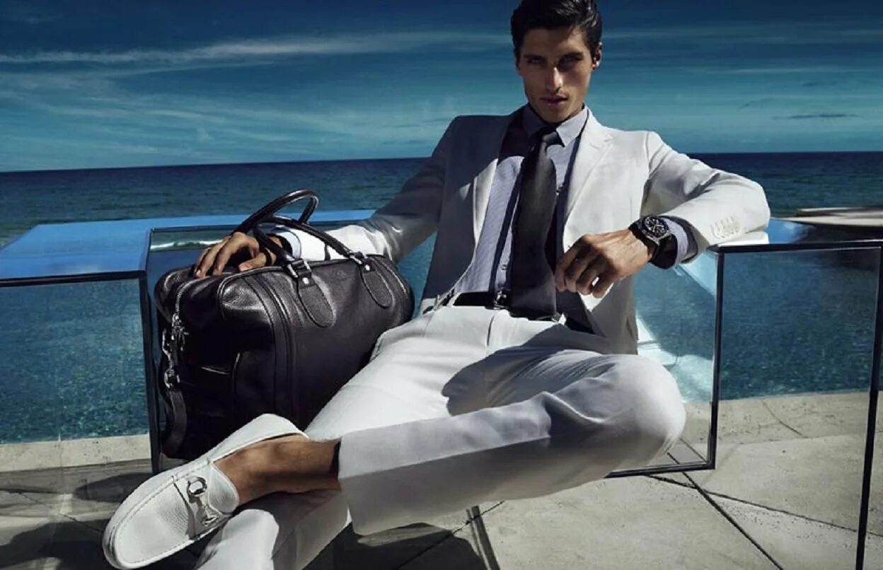 Роскошь мужчина. Мужчина в дорогой машине. Аксессуары делового мужчины. Мужская роскошь. Стильный мужчина.