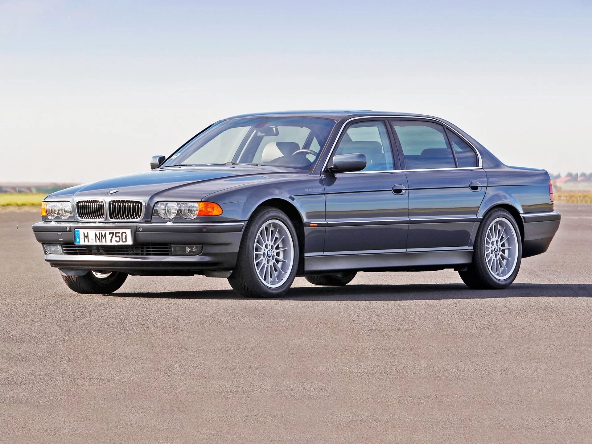 Бу бмв е38. Бмв 750il e38. bmw 750il. бмв е 38 750 li.