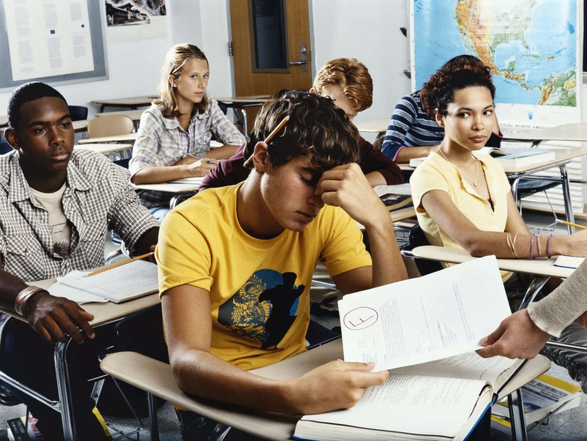 She study for her exams. Американские ученики. Школьники в Америке. Оценки в американских школах. Оценки в американских ш.