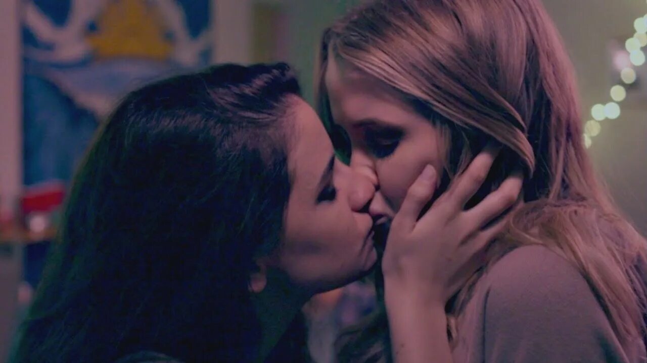 Герлфрендс фильмлесби. Лейтон Мистер lesbian Kiss. Поцелуй девушек. Крупные лесбухи