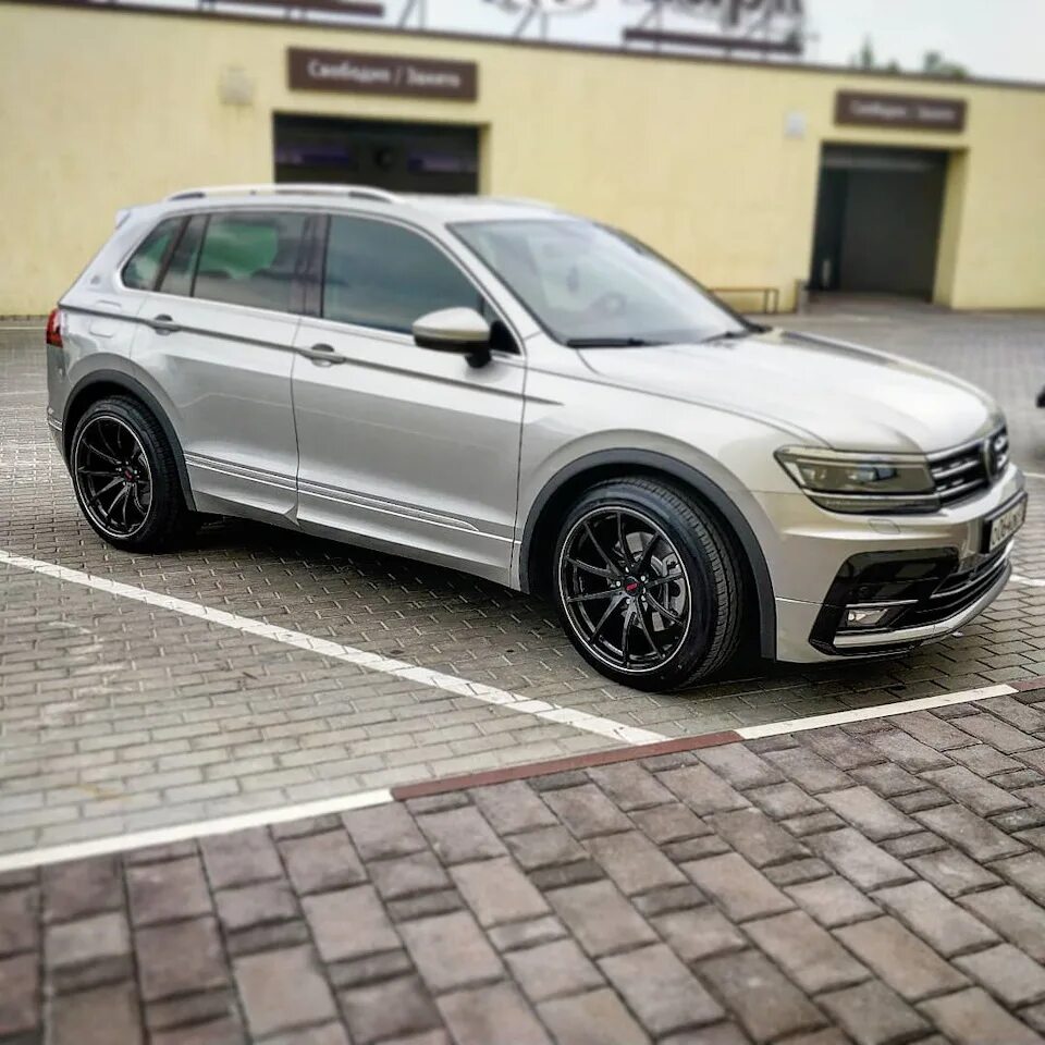 Разболтовка фольксваген тигуан. VW Tiguan r22. Volkswagen Tiguan 2 диски. VW Tiguan 2 r20. Tiguan Sportline Tuning.