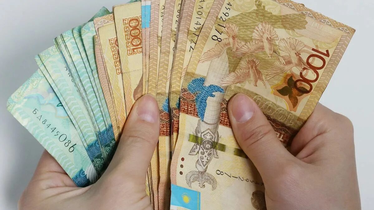 Обмен тенге. Миллион тенге. 200 тыс тенге. 40 тысяч тенге. тенге в руках фото.