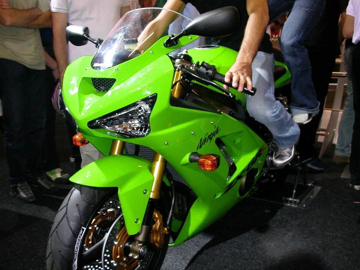 Мотоцикл кавасаки zx10r 2004. Kawasaki zx6r 2004 sick innovation. Kawasaki zx6r 2004. Кавасаки 2004. Кавасаки z1000 2004.