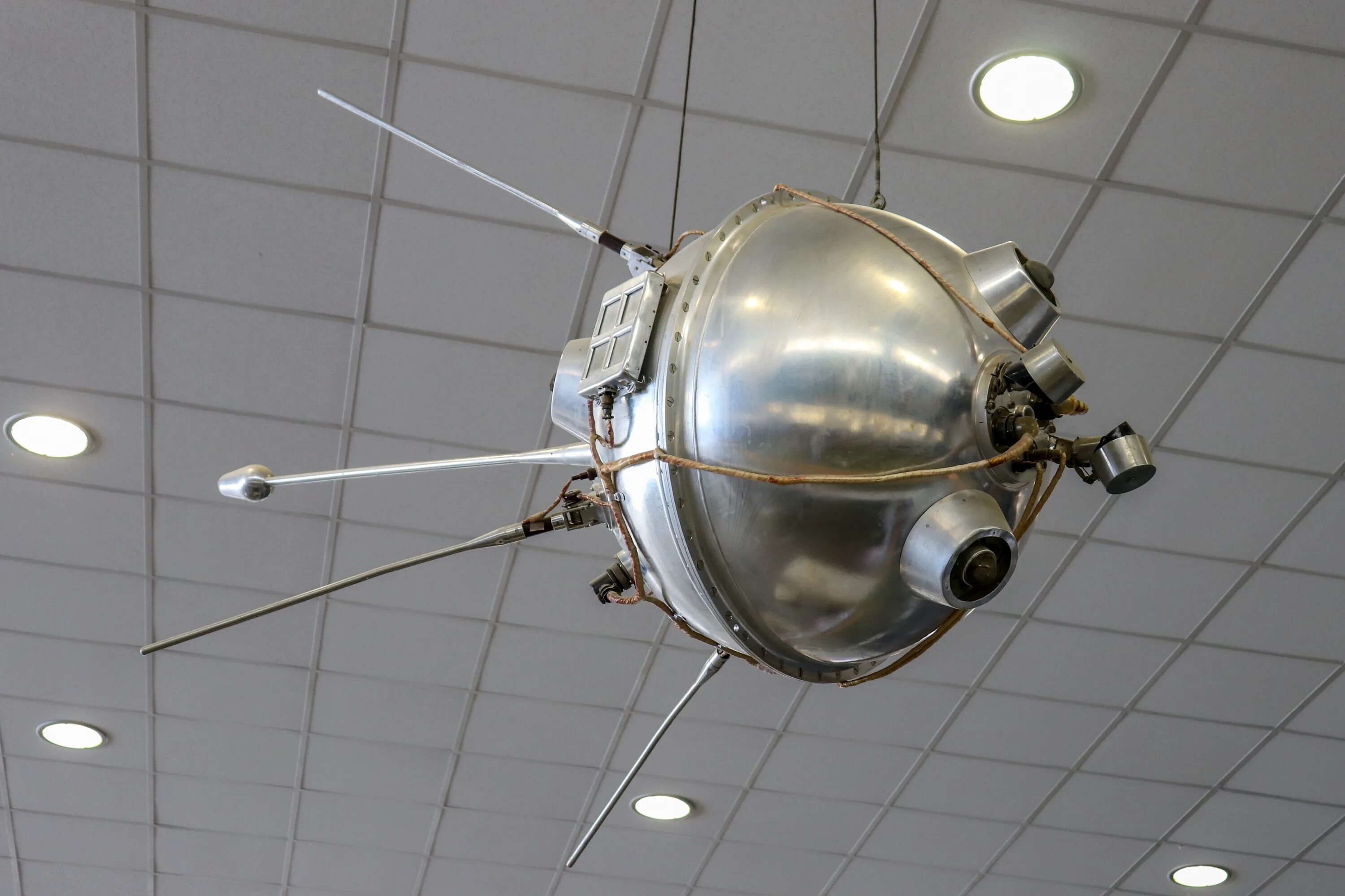 Космический аппарат ставший первым искусственным спутником солнца. АМС Луна 1. Луна-2 автоматическая межпланетная станция. Межпланетная станция Луна-1. Первый искусственный Спутник солнца Луна-1.