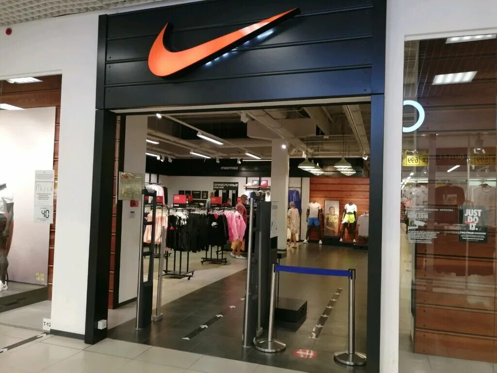 Найк краснодар. Магазин Nike Краснодар. Магазин найк в Краснодаре. Найк дисконт Краснодар. ТЦ найк.