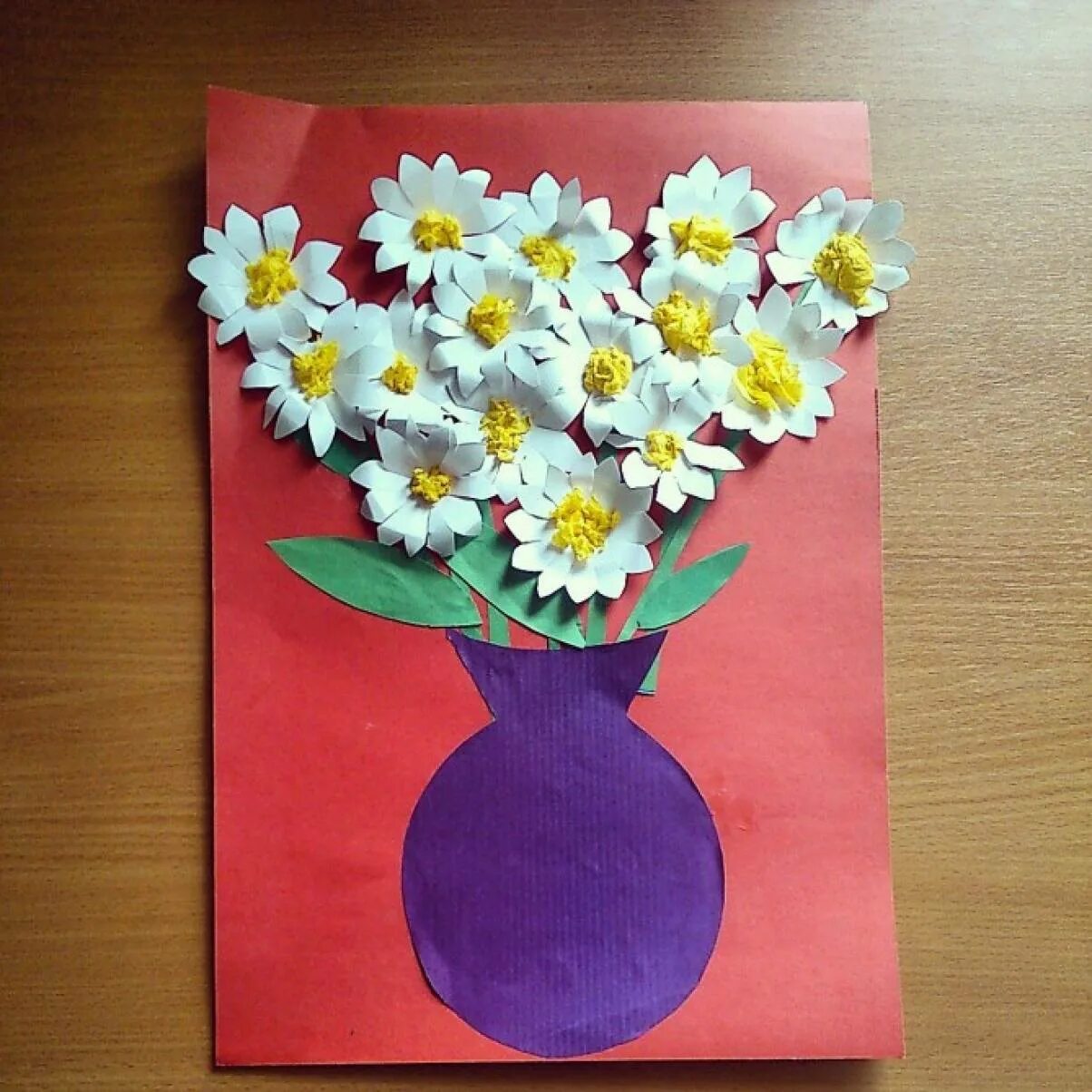 Открытка своими руками 2 класс. Аппликация цветы в вазе. Поделка цветы для мамы. Ваза с цветами из цветной бумаги. Ваза с цветами поделка из бумаги.