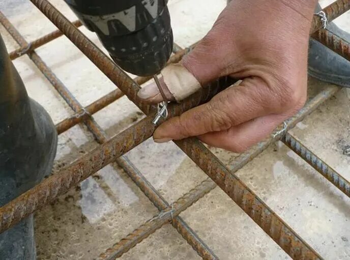 Подготовка арматуры. Арматурная стяжка балконной плиты. Вязка арматуры для плиты 400мм. Приспособление для изгиба арматуры для фундамента. Армирование бетона стеклопластиковой арматурой.