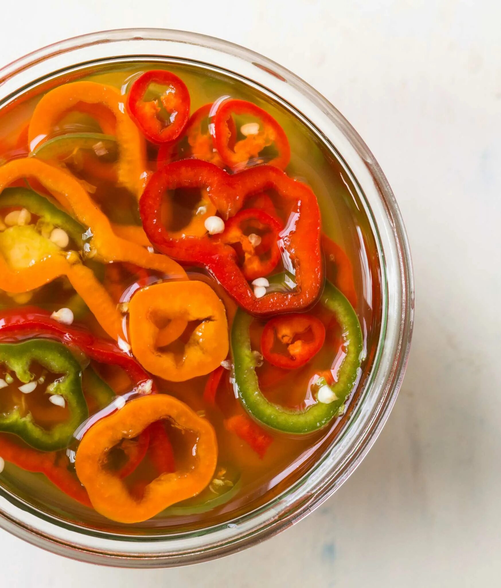 Перец с яблочным уксусом и медом. Горький перец по корейски. перец острый маринованный. острый перец в маринаде. перец стручковый маринованный.