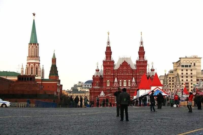 Красная площадь 1 июля. Москва июль. Туристы на красной площади. Красная площадь 1 июля. Красная площадь москва летом.