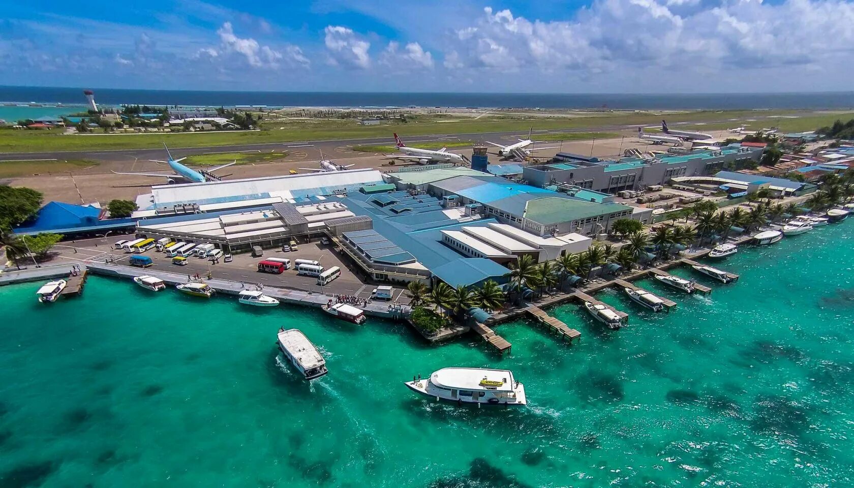 Международный аэропорт Мале. Мале Велана аэропорт. Аэропорт Velana Мальдивы. Остров Мале Мальдивы аэропорт.