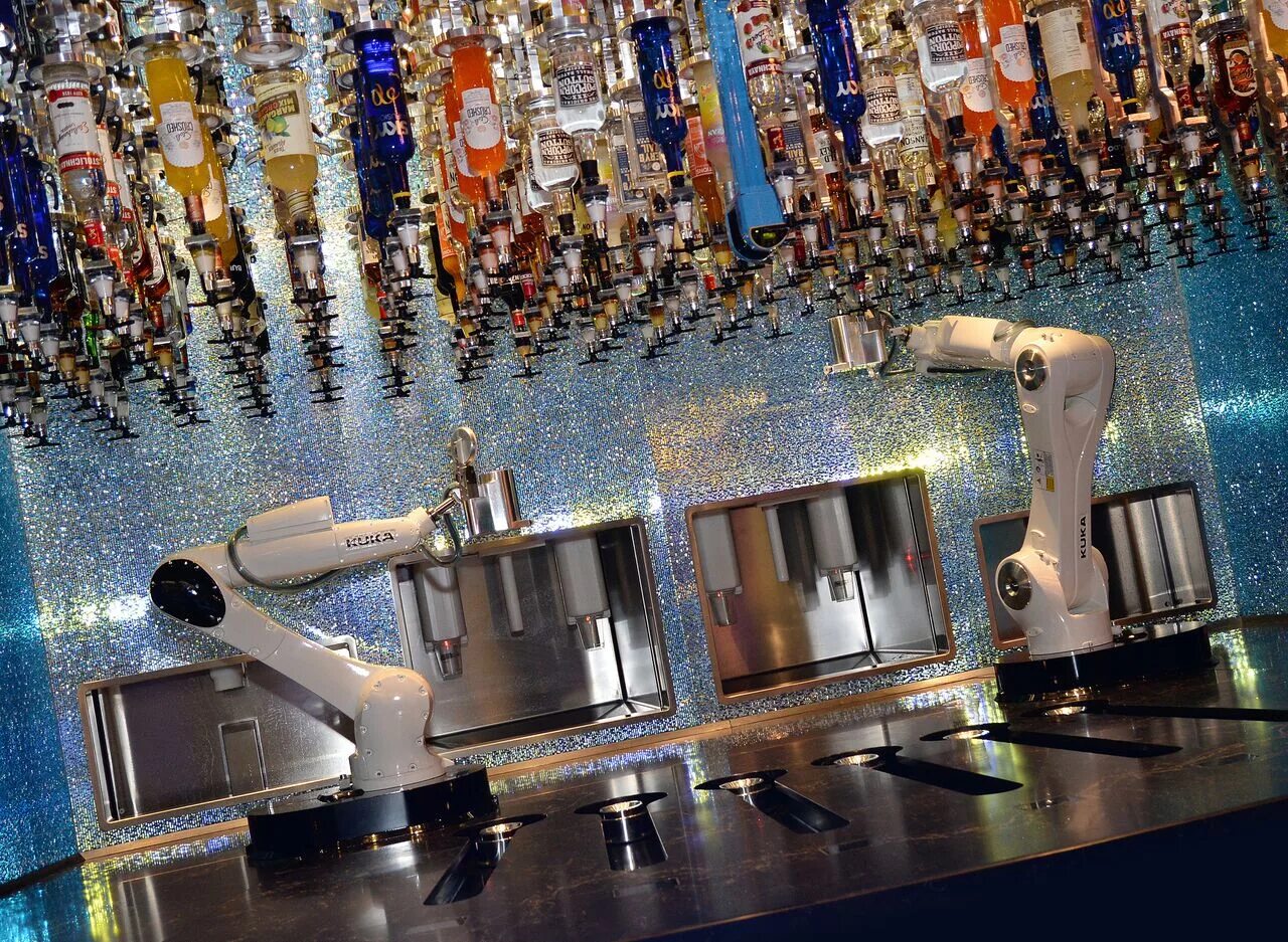 Робот бар. Коктейльные роботы в баре. Робот-бармен с Bluetooth-управлением.