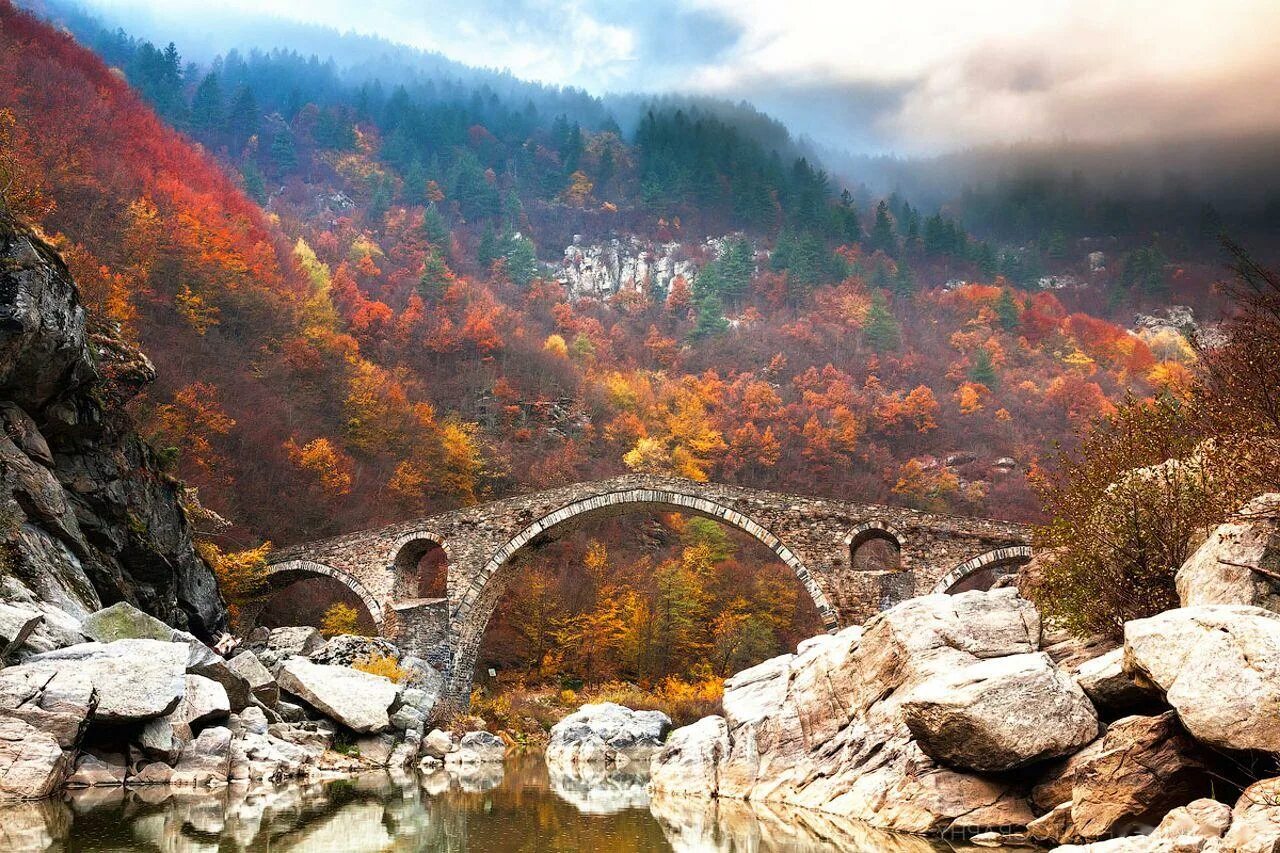 Куда полететь на осенние каникулы. Лугано тичино швейцария. Крытые каменные мосты. Мангуп кале осень. Осень мост.