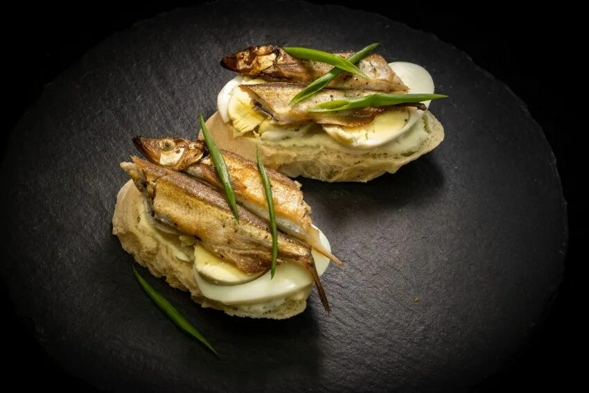 Брускетта со шпротами. Брускетты со шпротами. Брускет шпротами брускетта. Бутерброды со шпротами брускетта. Брускетта с шпротой.