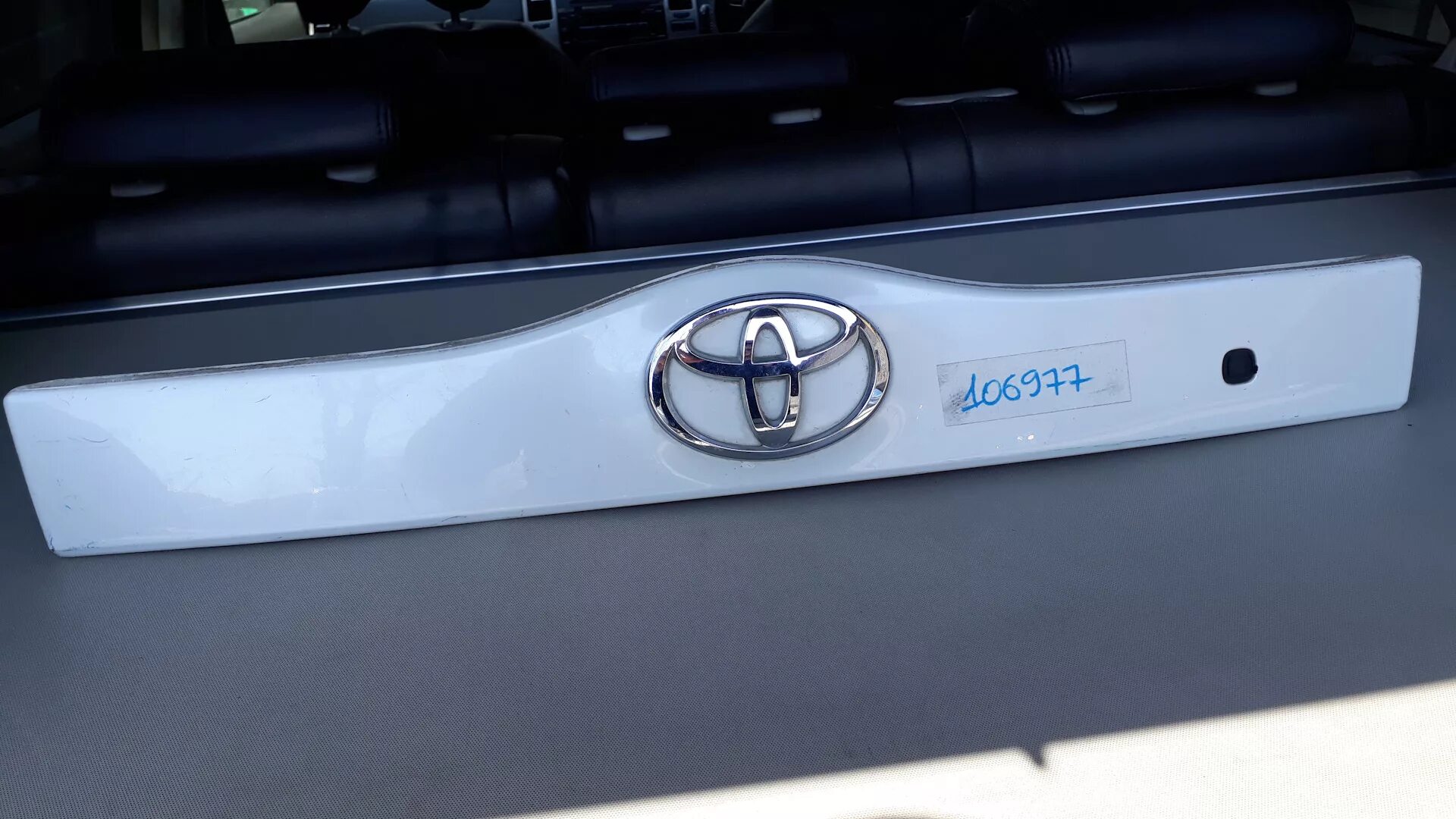 Toyota prius дверь