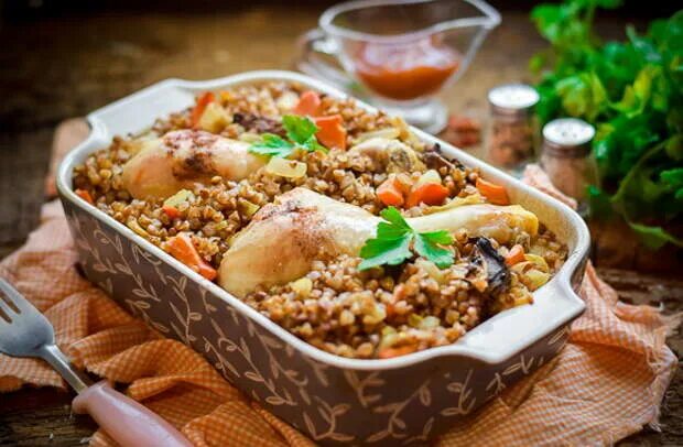 Куриные бедра с перловкой в духовке. Курица запеченная с гречкой в духовке. Каша с курицей в духовке. Каша с курицей в духовке. Каша с курицей в духовке.