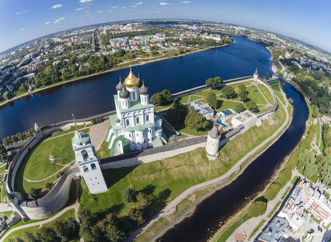 Городской сайт пскова. Псковский Кремль Псков. Псковский кром Псков вид сверху. Город Псков Кремль.