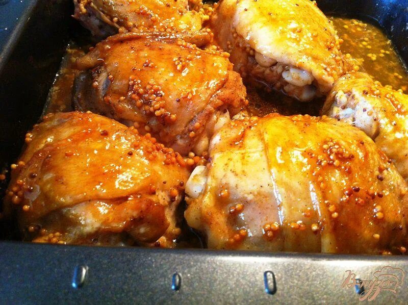 Вкусный рецепт бедрышек в духовке. Куриные бедрышки запеченные. Тушеные куриные бедрышки в духовке. Куриные бедра в духовк. Куриные бедра запеченные в духовке.