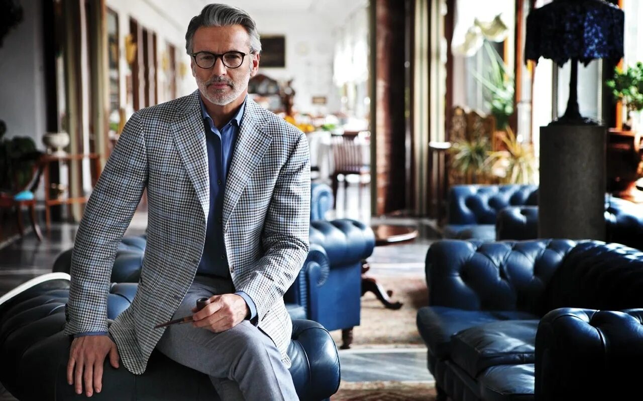 стиль бизнесменов. стиль бизнесменов. мужчина с сумкой. Hugo boss одежда. стиль бизнесменов.