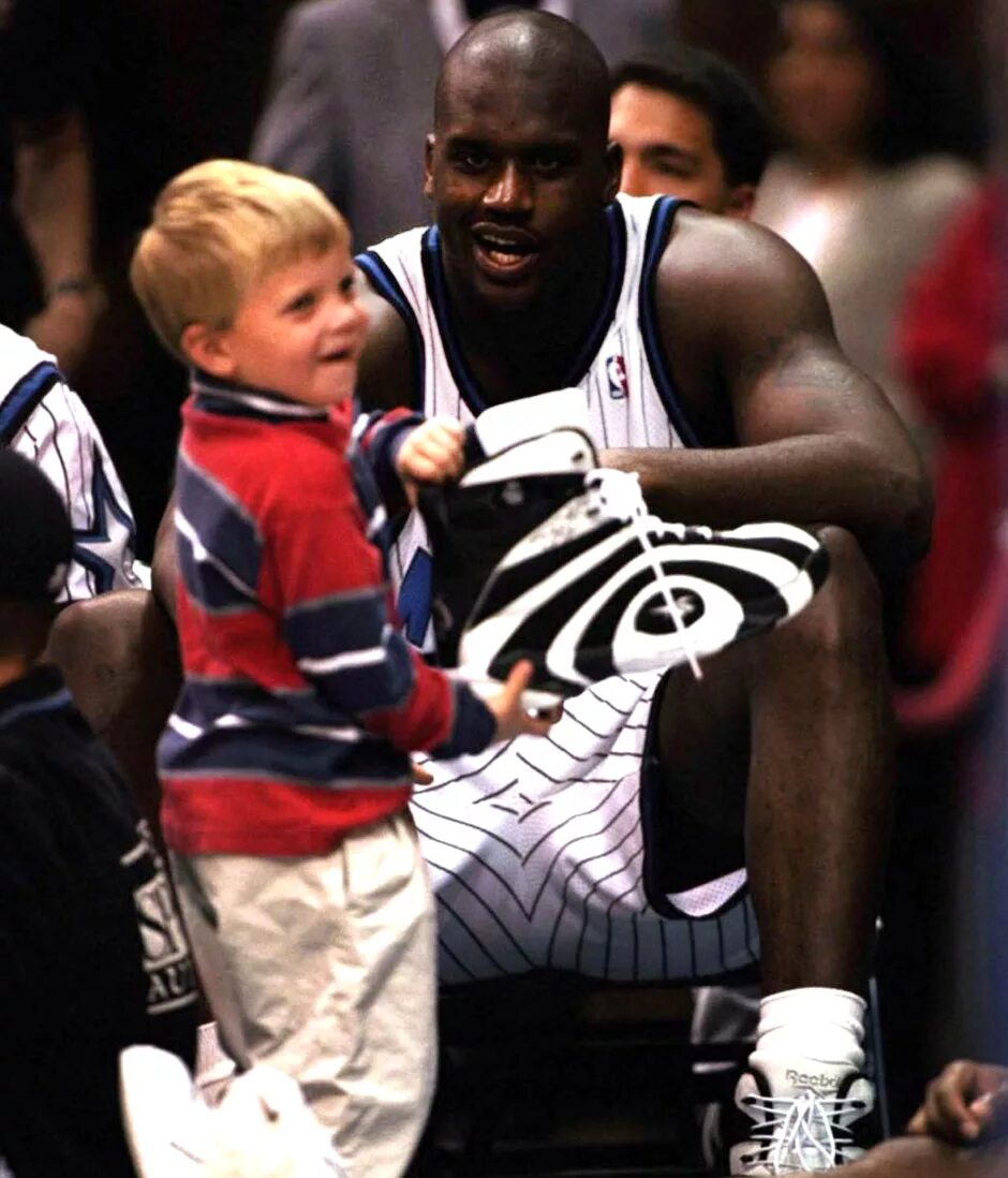 Reebok shaqnosis shaq. Шакал онил размер ноги. Reebok shaqnosis shaq. Shaquille o'neal reebok. Кроссовки шакила.