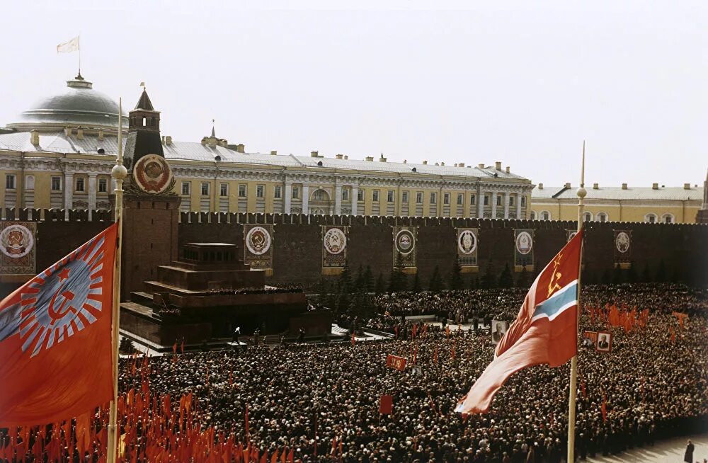 14 апреля 1961 года. Гагарин на красной площади 1961. Встреча Гагарина на красной площади. Встреча Гагарина в Москве 14 апреля на красной площади. Ликование на красной площади в честь полёта Гагарина 1961.