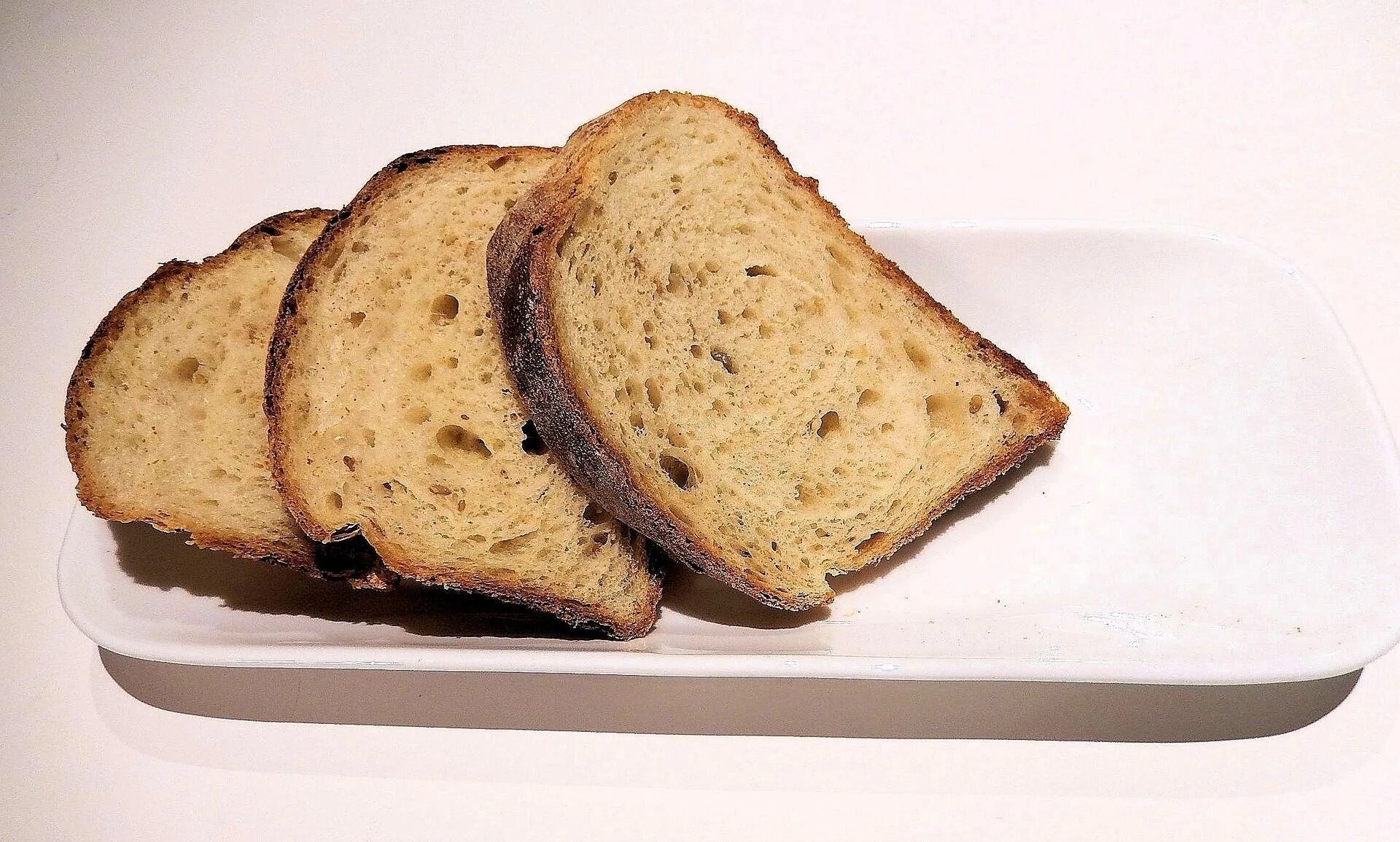 Нарезанный хлеб. Обжаренный ломтик хлеба. Разрезанный хлеб. Хлеб цельнозерновой ломтик. К чему снится во сне покупать хлеб