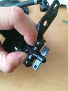 Крепление крышки омывателя фар