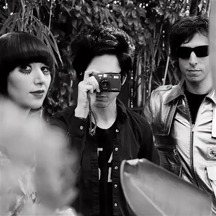 Rolling yeah. Группа yeah yeah yeahs. yeah фото.