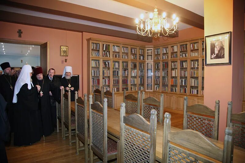 Синодальная библиотека русской православной церкви. Синодальная библиотека. Синодальная библиотека русской православной церкви. Патриаршеская библиотека. Библиотека на входе в дом.