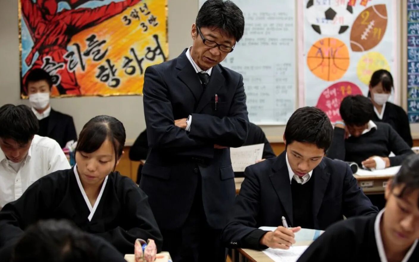 В школе китайский изучает 60 учащихся. Структура образования в Японии. Япония школы система образования. Образование в Японии средняя школа. Старшая средняя школа в Японии.