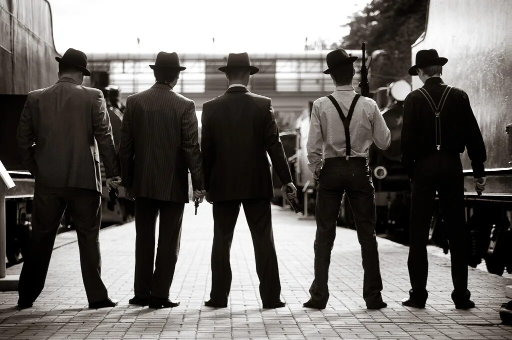 Пейпел мафия. Коза ностра мафия дон. Джентльмены гая ричи. 5 семей мафии нью-йорка. Много мафия.