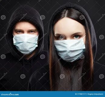 Женщина и мужчина в масках. 