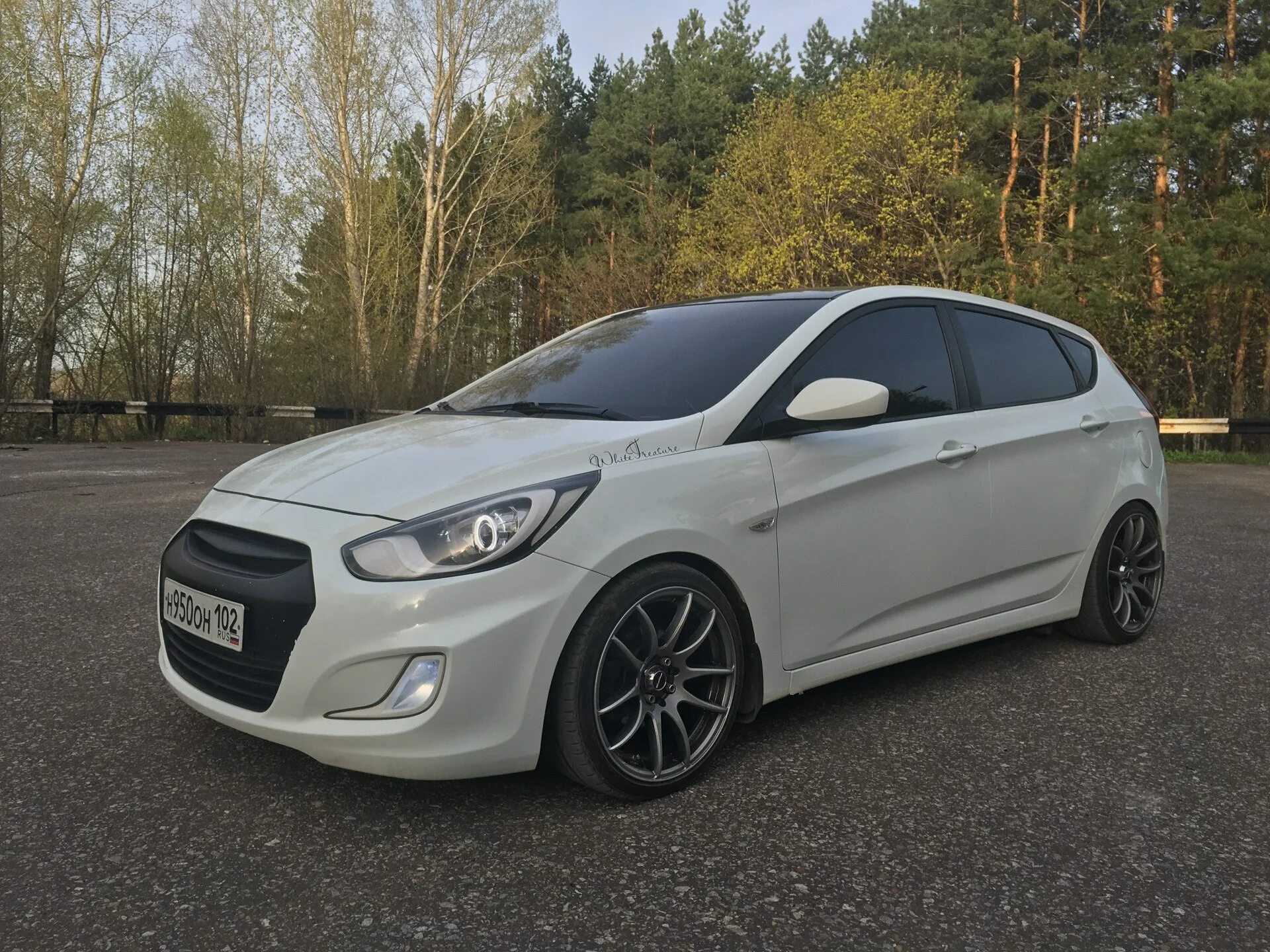 Hyundai Solaris r17. Белый Хендай Солярис на 17. Hyundai Solaris хэтчбек r17. Solaris Hyundai хэтчбек белый r17 вертушки. Купить солярис hs