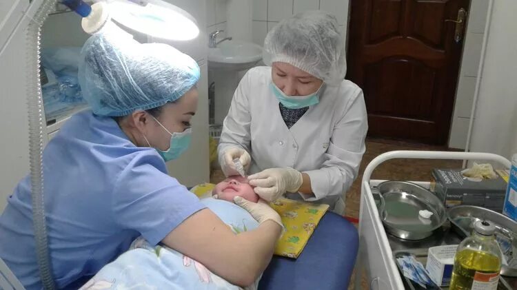 Зондирование младенцев. Зондирование слезного канала. зондирование у грудничка. зондирование слезного кана. зондирование носослезного канала.