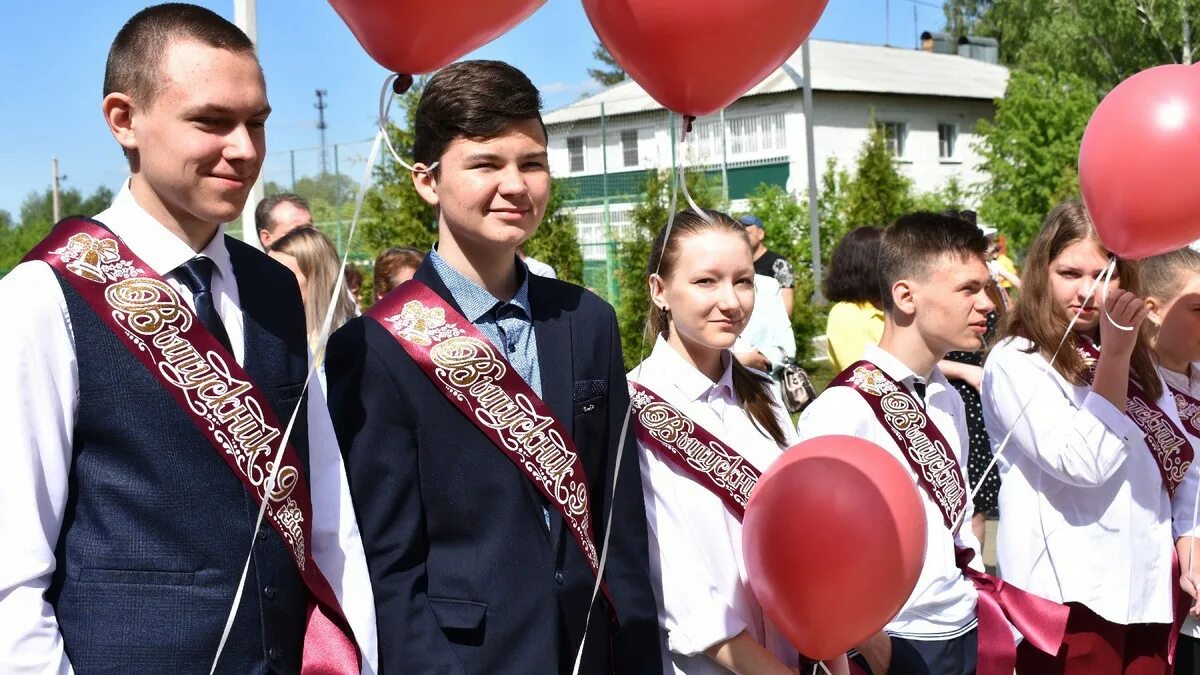 Алексанлро Невская школы. Выпускники прощаются со школой. Выпускники 21 года. Звонкая 22