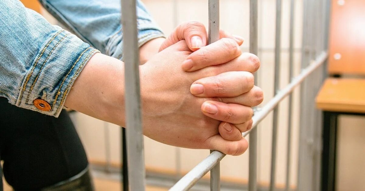 За решеткой. 15 суток ареста. Подросток за решеткой. Соль-илецк ик-6 черный дельфин. Места лишения свободы.